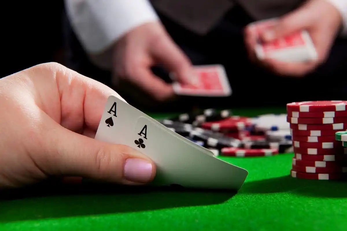 Pengguna di Surabaya mengakses aplikasi hiburan olahraga dan casino melalui ponsel